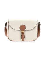 Cartera bandolera de cuero graneado en color off-white con detalles en marrón tostado, solapa frontal con cierre de hebilla metálica dorada y broche a presión.