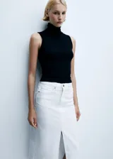 Falda midi de jean blanca, de corte recto, con cierre de cremallera y botón, trabillas, cinco bolsillos y abertura frontal.