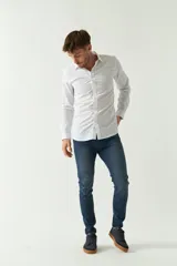 Camisa de hombre de corte slim fit, confeccionada en algodón con diseño de rayas verticales finas en tonos claros. Presenta cuello clásico, cierre frontal con botones y logo bordado en el pecho.