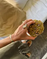 Anillo dorado con diseño irregular que simula un pétalo.