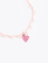 Gargantilla de hilo trenzado color celeste con pequeñas piedras incrustadas a lo largo, cierre de cadena dorada con mosquetón y un dije colgante en forma de corazón marrón con detalles grabados.