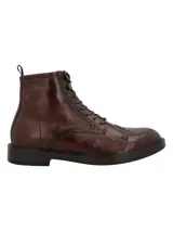 Botín de cuero marrón con diseño estilo brogue, cordones frontales y punta redonda.