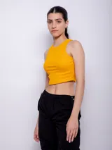 Top básico sin mangas color amarillo mostaza, de tejido acanalado y corte crop.