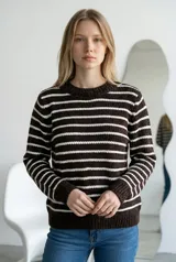Sweater de punto con diseño de rayas horizontales en color marrón y blanco, de cuello redondo y manga larga con puños acanalados.