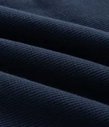 Suéter masculino de tejido texturizado color azul marino, con cuello henley abotonado y mangas largas. Cuenta con un interior forrado en sherpa para mayor abrigo.