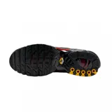Championes Nike Air Max Plus con diseño degradado de gris a negro, estructura de soporte ondulada, logo Swoosh en rojo y unidades de aire visibles en la entresuela.