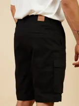 Bermuda de gabardina color gris con bolsillos laterales tipo cargo.