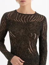 Top de mangas largas y cuello redondo confeccionado en tejido de punto con hilos metalizados. Presenta un diseño de calce al cuerpo con una trama calada que genera transparencias orgánicas.