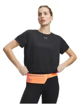 Remera deportiva Under Armour de manga corta, confeccionada en tejido ligero y transpirable con textura jacquard. Presenta un corte holgado, cuello redondo y bajo con abertura lateral.