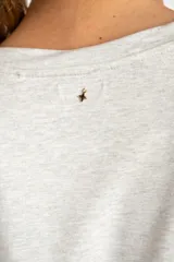 Remera celeste de viscosa y elastano, de corte holgado y mangas cortas con dobladillo.