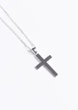 Cadena de plata 925 con eslabones finos y dije de cruz lisa.