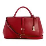 Cartera Guess modelo Carrie de color rojo, confeccionada en símil cuero con herrajes dorados. Presenta doble asa de mano, correa ajustable y desmontable, cierre superior y un detalle de tira frontal con la letra "G" metálica. Incluye un pequeño candado colgante decorativo y el nombre de la marca en la parte inferior.