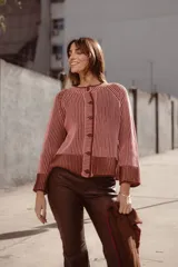 Saco de punto vanizado, tejido en dos colores con efecto bicolor a rayas verticales, cuello redondo, manga larga y cierre frontal con botones negros.