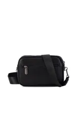 Bandolera de diseño acolchado con costuras geométricas, color verde oliva. Cuenta con doble compartimento con cierre metálico, placa metálica con logo en el frente y correa de cinta ajustable y extraíble.