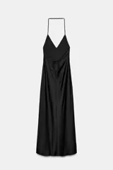 Vestido largo color rosa pálido, con escote en V pronunciado y tirantes finos tipo espagueti que se unen en la espalda. El corte es recto y holgado, con caída fluida.