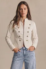 Chaqueta de estilo militar color marrón, con cuello mao y cierre frontal de doble botonadura con botones metálicos dorados.