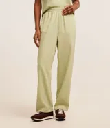Pantalón recto en sarga de color verde menta, con cintura elástica y diseño liso de la marca Marfinno.