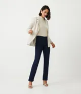 Pantalón de corte recto en denim azul oscuro, con tiro medio, trabillas para cinturón y bolsillos funcionales.