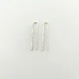 Par de aros colgantes de plata 925 con forma de U invertida y textura irregular.