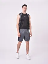 Short deportivo negro con franja lateral gris, corte a la rodilla y cintura elástica.