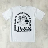 Remera blanca de algodón con estampa en el frente de hongos y la frase "Protect everything that lives".