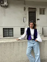 Chaleco de terciopelo color morado con diseño de bloques.