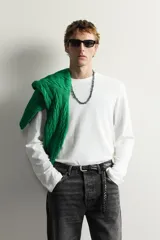 Camiseta relaxed fit de manga larga y cuello redondo de la colección Aaron Levine x Zara.