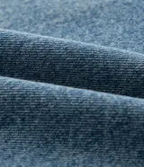 Pantalón de jean corte baggy con diseño cargo, bolsillos laterales amplios y cadena metálica desmontable en la cintura. Presenta un lavado clásico y ajuste tradicional.