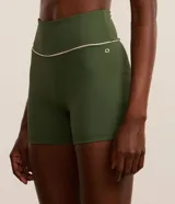 Bermuda deportiva de microfibra acanalada color verde militar, corte ajustado y cintura alta con friso contrastante blanco.