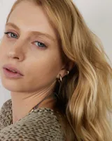 Aros tipo argolla pequeña de diseño minimalista, realizados artesanalmente en bronce y alpaca con pernos de plata 925.