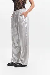 Pantalón de jogging plateado de corte wide leg y cintura elastizada con lazo ajustable.