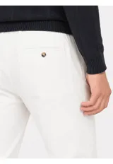Pantalón Arrow de corte recto, color blanco, confeccionado en mezcla de lino y algodón, con bolsillos laterales y cierre frontal con botón y cremallera.