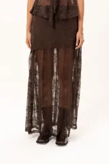 Pollera larga de encaje color chocolate, con diseño traslúcido y corte fluido.
