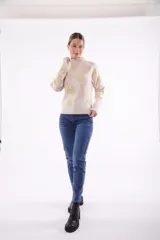 Buzo de punto con cuello alto y estampado de flores en tonos rosa y amarillo.