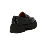 Mocasines de mujer Vizzano en color negro con acabado acharolado, diseño clásico con antifaz en el empeine y suela gruesa track con plataforma.