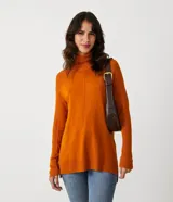 Blusa de punto color naranja, de viscosa de manga larga, cuello alto y detalles acanalados en la manga.