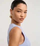 Vestido midi evasé de la marca Cortelle, confeccionado en bengalina de algodón con elastano. Presenta cuello redondo, diseño sin mangas con breteles anchos y cierre trasero mediante cremallera.
