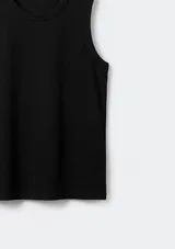 Musculosa básica de corte clásico, confeccionada en tejido de punto color azul marino.