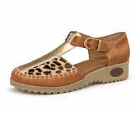 Sandalia de cuero estilo guillermina en color marrón tostado, con detalle de tira central en cuero dorado y franja lateral con estampado animal print tipo leopardo. Posee suela track y cierre con hebilla metálica ajustable al tobillo.