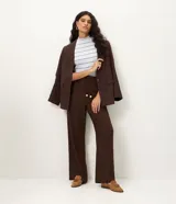 Blusa de ribana marca Marfinno, color beige con rayas horizontales finas de color marrón, cuello alto y mangas cortas.