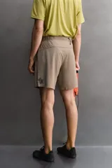 Short deportivo Zara Athleticz modelo Boulder 9", color beige, confeccionado en tejido técnico ligero y elástico. Cuenta con cintura elástica ajustable con cordón interior, bolsillos frontales y aberturas laterales en el bajo.