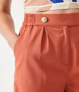 Short negro de lino de tiro alto con cierre frontal con botón.