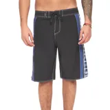 Boardshort Quiksilver Mercury de 21 pulgadas, color negro con costuras contrastantes y franjas laterales en tonos azules con diseño a cuadros. Cuenta con cintura ajustable mediante cordón.