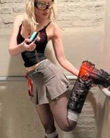 Bota de caña media de cuero negro con plataforma track y múltiples hebillas metálicas.