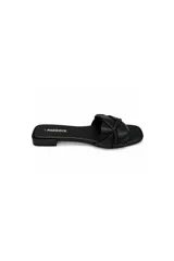Sandalia baja Paddock modelo Milos, color negro con capellada ancha de tiras entrelazadas y detalles trenzados con textura símil serpiente. Presenta punta cuadrada, base plana y taco bajo.