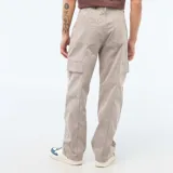 Pantalón cargo de corte recto en color gris, con bolsillos laterales tipo fuelle y cierre frontal.