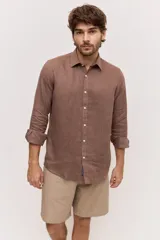 Camisa de lino color marrón mocha, de corte regular, con cuello clásico, mangas largas y cierre frontal con botones al tono.