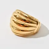 Anillo dorado con diseño de líneas horizontales en relieve.