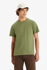 Remera de manga corta Levi's con cuello redondo y corte estándar. Presenta el logo pequeño de la marca bordado en el pecho.