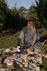 Vestido corto con estampado de cuadros vichy en blanco y negro, con cuerpo ajustado mediante fruncido elástico, mangas cortas abullonadas y falda con vuelo.
